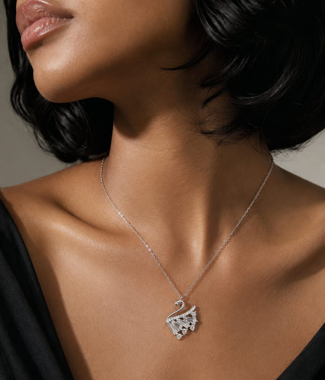 Mini Swan Necklace Model